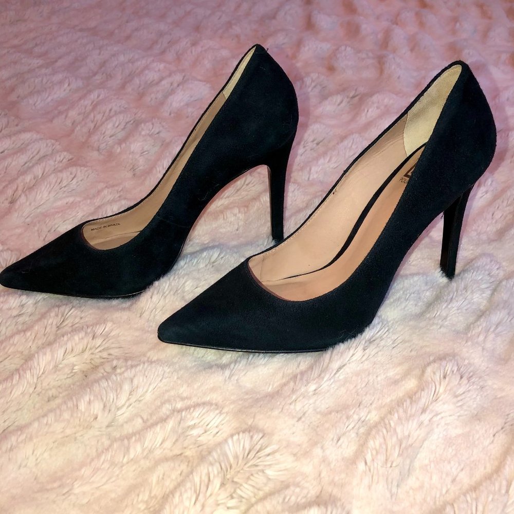 NWOT Pour Le Victoire Black Suede Pumps